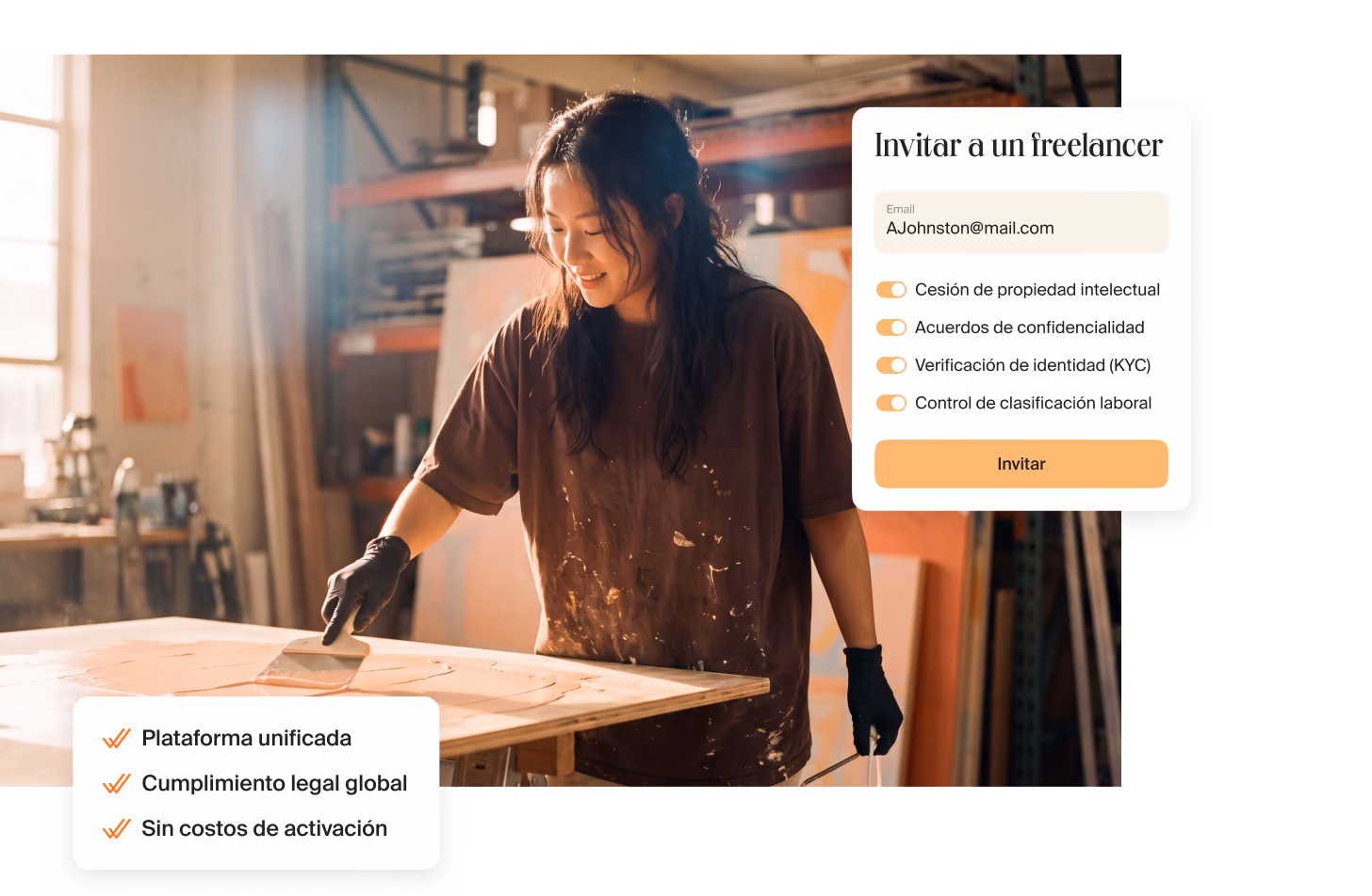 Artista con guantes y camiseta manchada de pintura sonríe mientras trabaja sobre un panel de madera en un taller, junto a una tarjeta con tres puntos: plataforma unificada, cumplimiento legal global, sin costos de activación