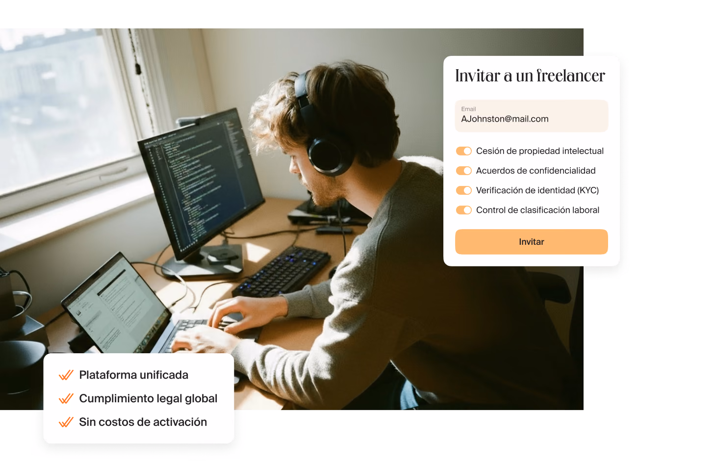 Desarrollador con auriculares programando en un escritorio con dos monitores, junto a una tarjeta con tres puntos: plataforma unificada, cumplimiento legal global, sin costos de activación