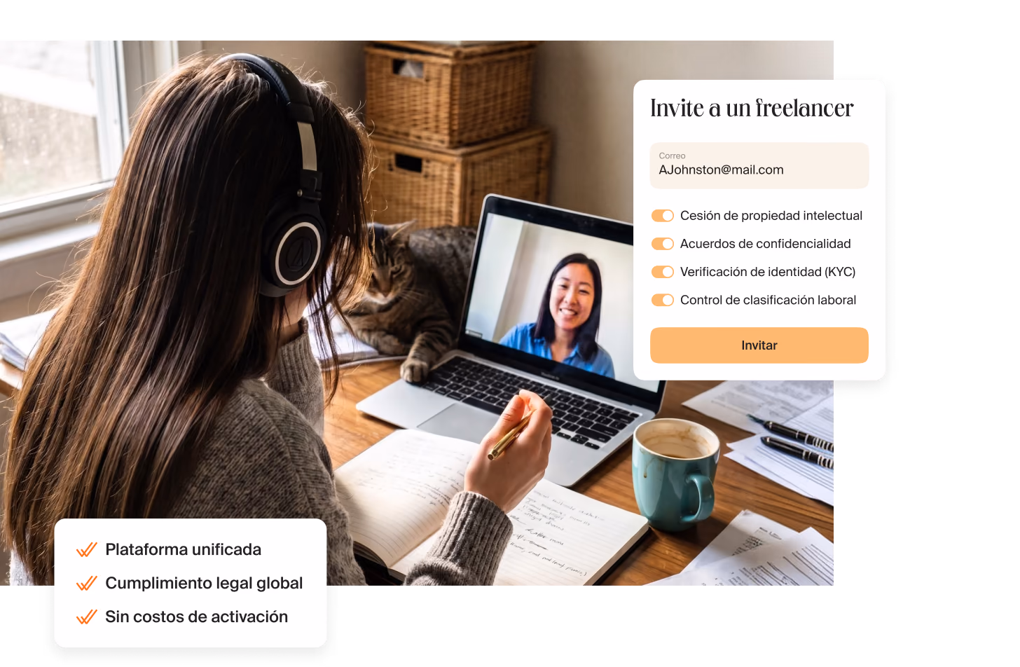 Profesora con auriculares en una videollamada con una estudiante junto a una tarjeta con tres puntos: plataforma unificada, cumplimiento legal global, sin costos de activación